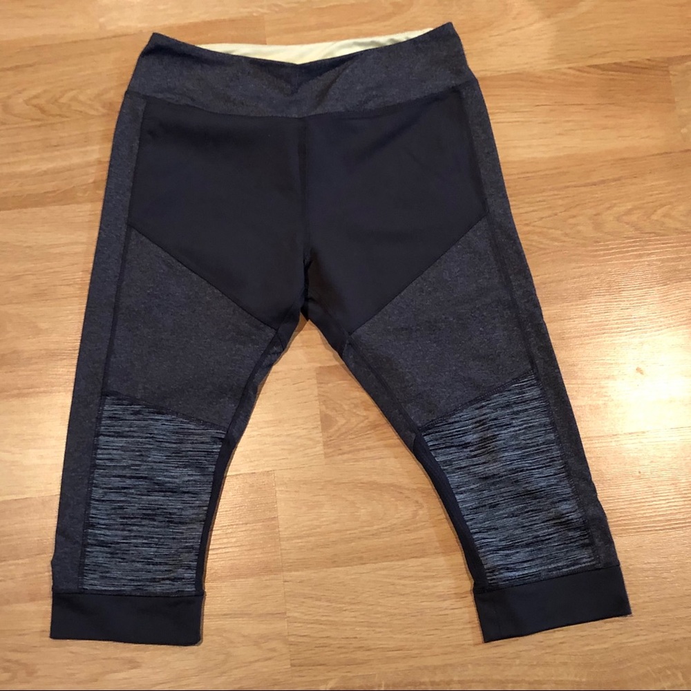 KYODAN Capri workout pants gray & black zipper Med